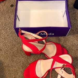 Red top moda heels
